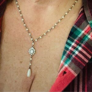 Vintage 90s White bead flower necklace 11” full length from clasp to end.